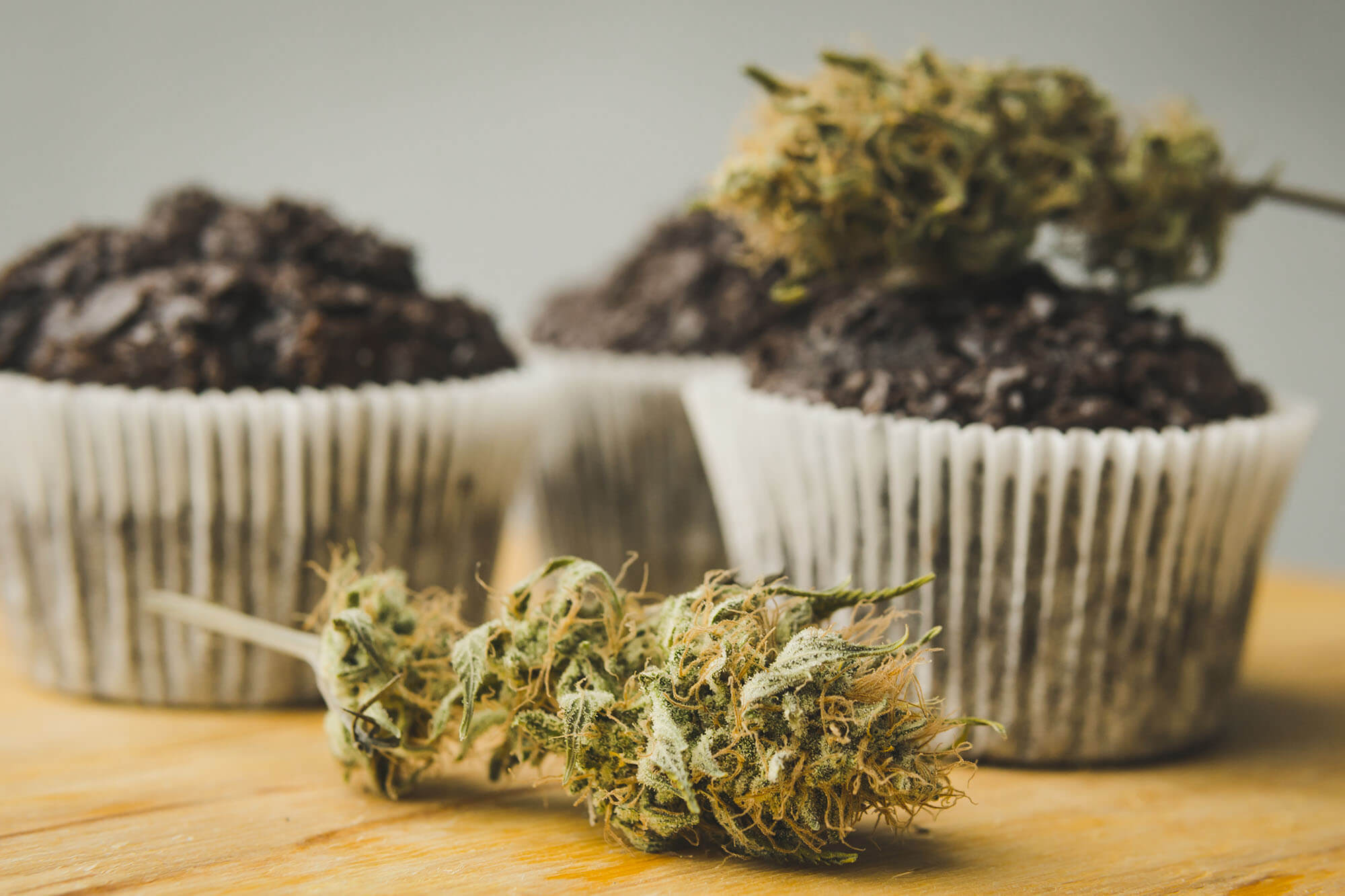 homemade-cakes-with-cannabis-and-buds-of-marijuana-PZMX6MC.jpg